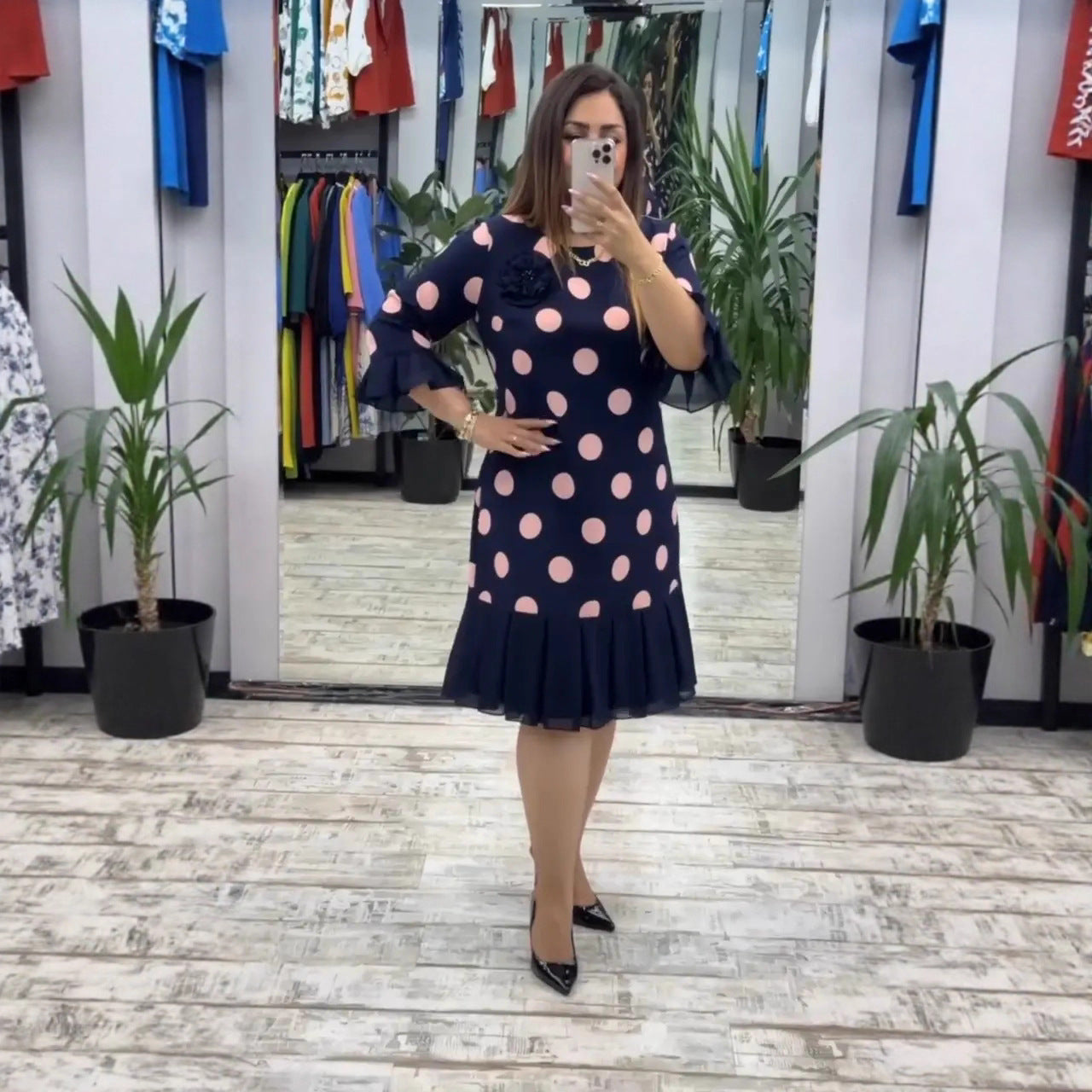 Finley - Sukienka inspirowana stylem retro z plisowaną spódnicą i rozkloszowanymi mankietami rękawów